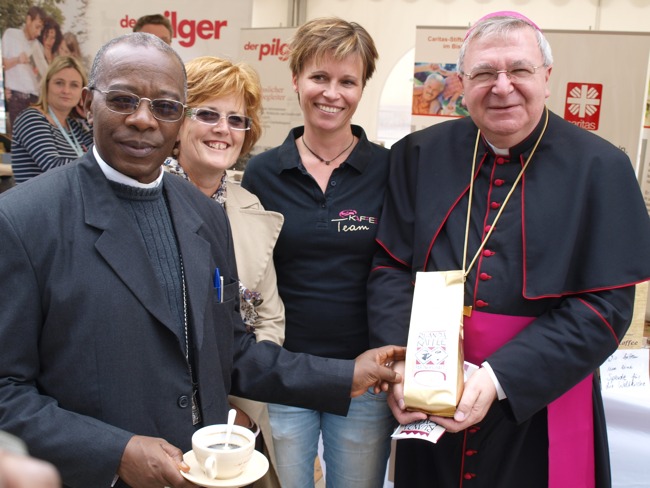 Bischof Bimenyimana und Weihbischof Georgens stellen den Partnerschaftskaffee vor