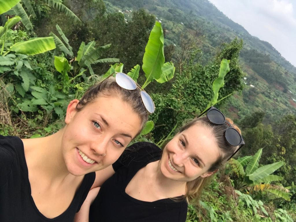 Lisa (links) und Pauline (rechts) absolvieren aktuell ihre Famulatur im Hospital Mibilizi (Ruanda)