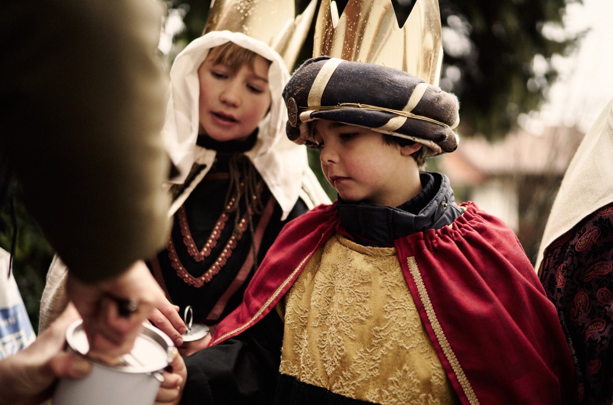 Sternsinger sammeln für benachteiligte Kinder.