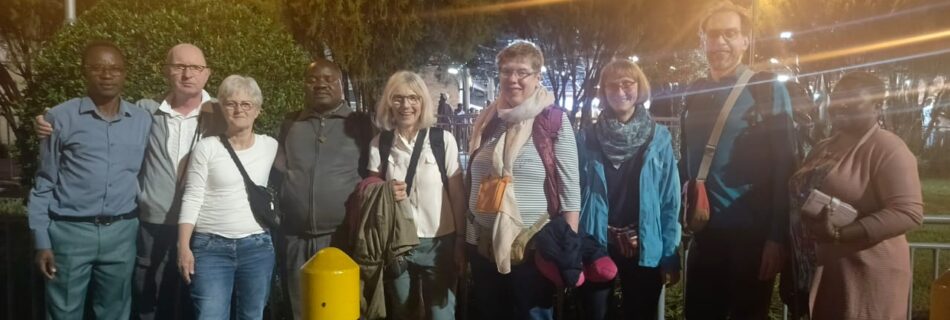 Die Reisegruppe ist in Ruanda angekommen. Das Foto zeigt die Delegation mit Freunden in Ruanda.