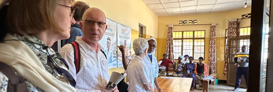 Das Foto zeigt einen Teil der Reisegruppe im Gesundheitszentrum von Muyange.