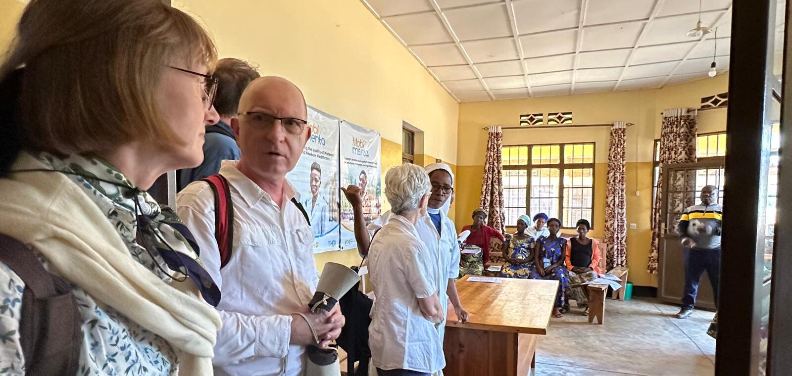 Das Foto zeigt einen Teil der Reisegruppe im Gesundheitszentrum von Muyange.