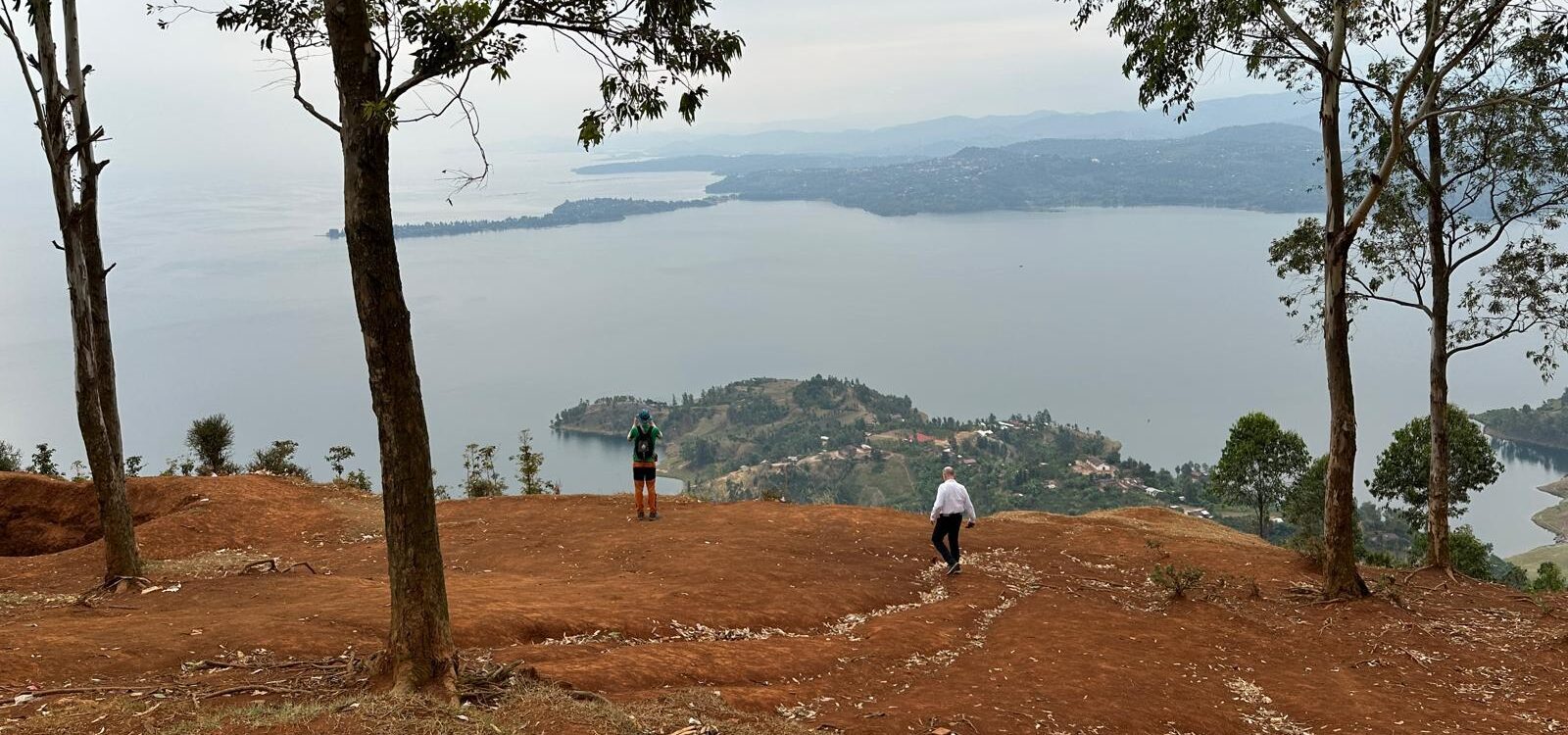 Das Foto zeigt einen Blick über den Kivusee.