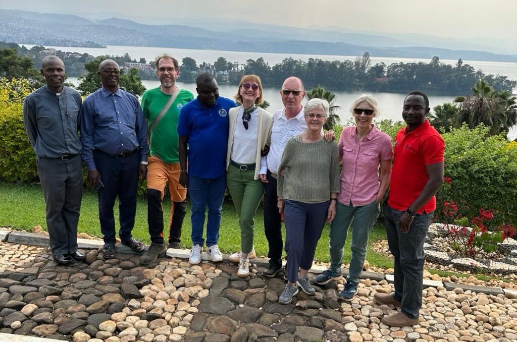 Das Foto zeigt die Reisegruppe mit Bischof Edouard und weiteren Vertretern der Diözese Cyangugu