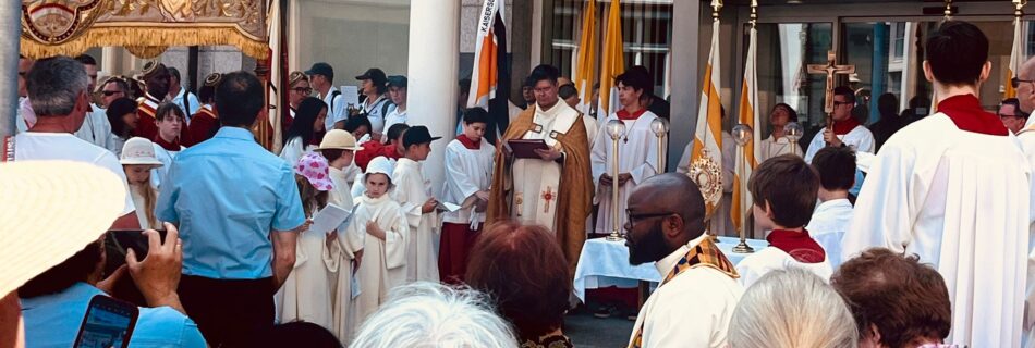 Das Foto zeigt Priester, Ministranten, Gläubige - viele Menschen feiern in Kaiserslautern das Fronleichnamsfest.